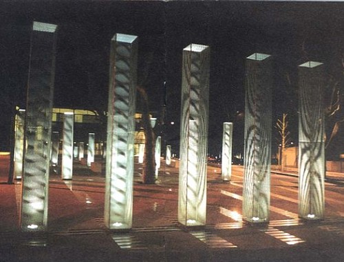 RMIG Siatka cięto-ciągniona użyta jako podświetlane kolumny na elewacji Spectacle hall, Francja